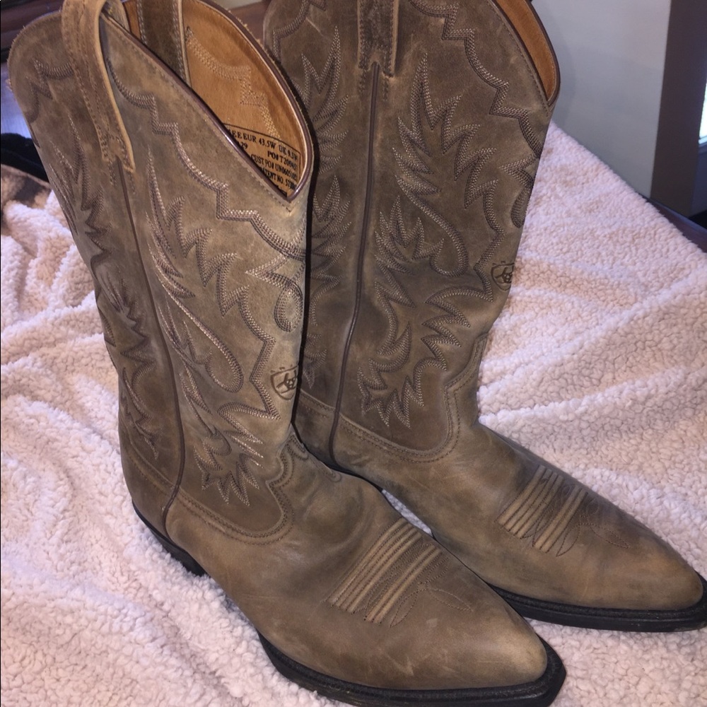 LIKE NEW Ariat Men’s cowboy boot; SIZE: 10.5